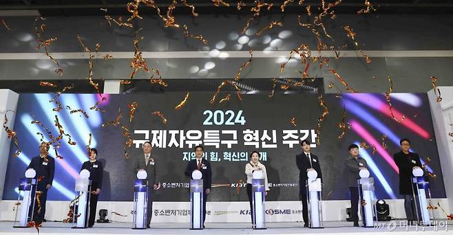 [서울=뉴시스] 김근수 기자 = 김성섭(가운데) 중소벤처기업부 차관과 민병주 한국산업기술진흥원장을 비롯한 수상자들이 17일 서울 서초구 aT센터에서 열린 2024 규제자유특구 혁신주간 개막식에서 퍼포먼스를 하고 있다. 2024.12.17./사진=김근수