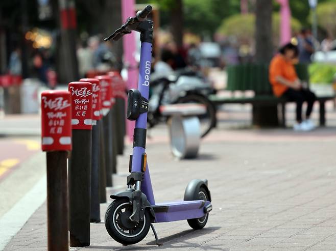 지난 13일 서울 마포구 홍대 레드로드에 전동킥보드가 서있는 모습. /사진=뉴스1.