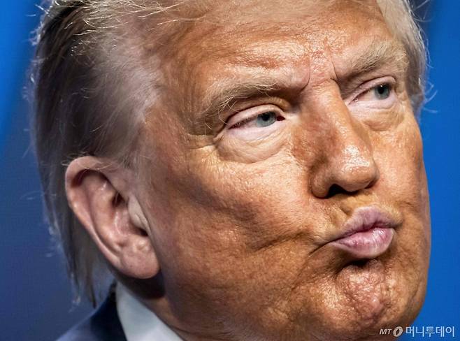 도널드 트럼프 미국 대통령이 지난 25일(현지시간) 헤이그에서 열린 북대서양조약기구(NATO) 정상 회담에서 기자회견 중 불만스러운 표정을 짓고 있다. / AFP=뉴스1