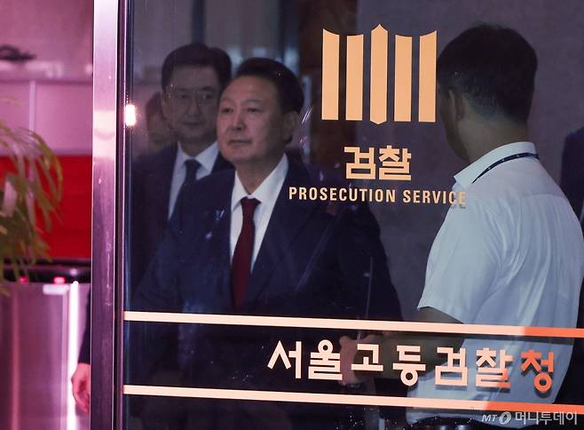 (서울=뉴스1) 김성진 기자 = 윤석열 전 대통령이 29일 새벽 서울 서초구 서울고등검찰청 청사에 마련된 내란특검 사무실에서 피의자 신분으로 조사를 마친 뒤 귀가하고 있다.(공동취재)  2025.6.29/뉴스1  Copyright (C) 뉴스1. All rights reserved. 무단 전재 및 재배포,  AI학습 이용 금지. /사진=(서울=뉴스1) 김성진 기자