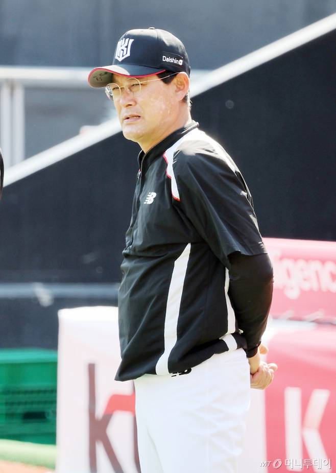 이종범 전 kt 위즈 코치가 지난달 2일 2025 KBO리그 키움히어로즈와 KT위즈의 경기에 앞서 진행된 선수들의 훈련을 지켜보고 있다. /사진=머니투데이 DB