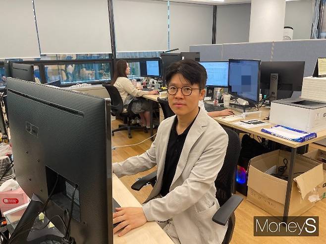 사진은 사무실에 앉아 업무를 보고 있는 정 대표. /사진=유찬우 기자