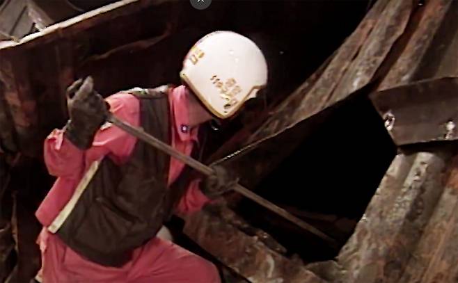 경기 화성군 소재 청소년수련원 씨랜드에서 대형화재가 발생해 유치원생을 포함 23명이 목숨을 잃었다. 사진은 1999년 6월30일 청소년 수련원 씨랜드에서 난 화재를 진압 후 소방대원이 조사하는 모습. /사진=유튜브 안전한TV 채널 캡처