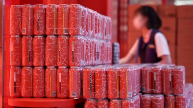 편의점 CU가 지드래곤(G-DRAGON)의 패션 브랜드 피스마이너스원과의 두 번째 협업으로 5월27일 출시한 '피스마이너스원 레드 하이볼(500㎖, 4.5%)'이 매일 8888캔 완판 행렬을 일으키고 있다. 서울 송파구 CU 올림픽광장점에 꾸며진 팝업 스토어에서 피스마이너스원 레드 하이볼 제품이 판매되고 있다. /사진=뉴시스