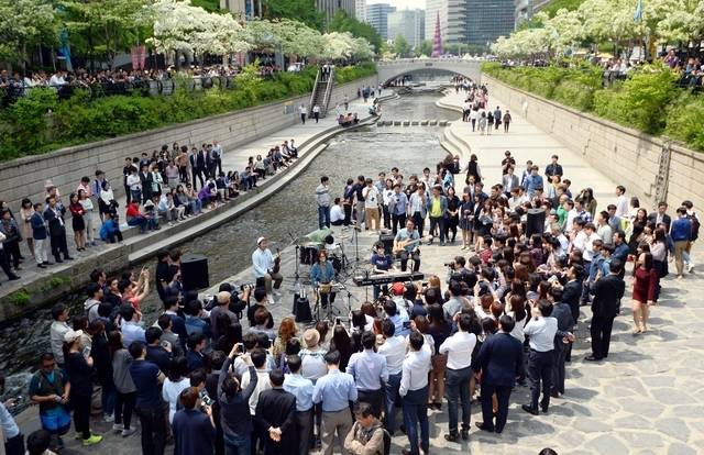 지난 2015년 밴드 옥상달빛이 서울 청계천 광통교 부근에서 앨범 발매 기념 버스킹 연주를 하자 시민들이 공연을 즐기고 있다. 기사 내용과 직접 관련 없음. 뉴시스