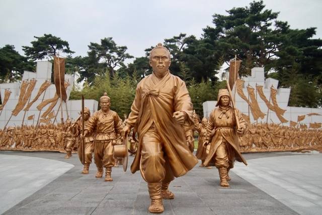 전북 정읍 동학농민혁명 기념관 앞에 조성된  조형물 모습. 전북도청 제공