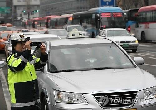 경찰이 시내 도로에서 꼬리물기 차량을 단속하고 있는 모습. (기사와 직접적인 관련은 없음)  연합뉴스