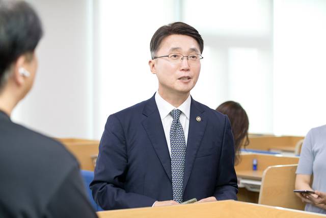 류재명 과학기술정보통신부 2차관이 30일 정부세종청사 과기정통부 기자실에서 출입기자단과 간담회를 하고 있다. 과학기술정보통신부 제공