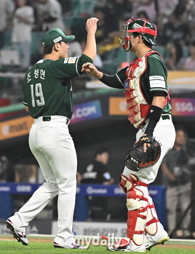 27일 오후 인천광역시 문학동 SSG랜더스필드에서 진행된 '2025 프로야구 KBO리그' SSG랜더스와 한화이글스의 경기. SSG 조병현과 조형우가 8-6으로 승리한 뒤 환호하고 있다./마이데일리