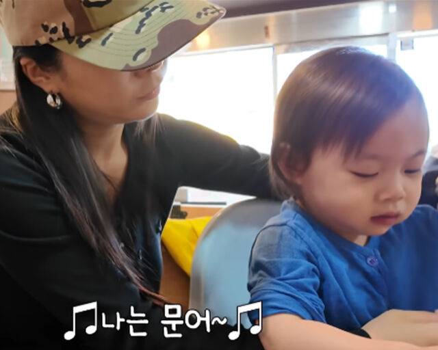 러브가 문어를 처음 먹어보고 너무 맛있어서 노래를 불렀다. / 유튜브 '허니제이' 캡처