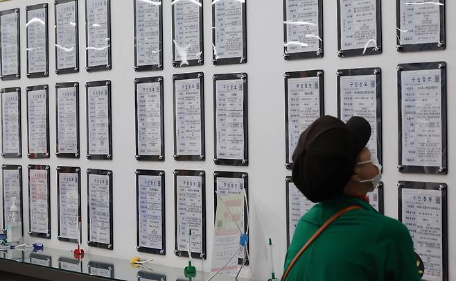 서울 마포구 서부고용복지플러스센터 일자리 정보 게시판 모습. [연합]