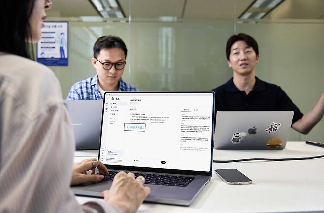 SK텔레콤 관계자가 ‘에이닷(A.)’ 신규 서비스의 베타 버전을 이용하고 있다. [SK텔레콤 제공]