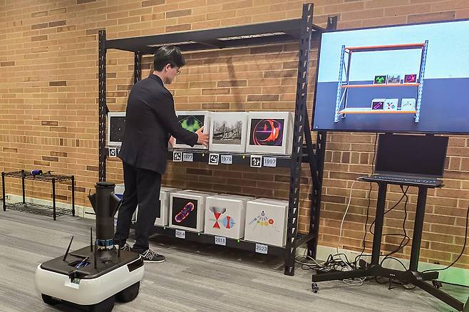 KT 미래네트워크연구소 직원들이 미국 벨 연구소에서 진행된 시맨틱 통신 관련 개발 시연에 참여하는 모습. [KT 제공]