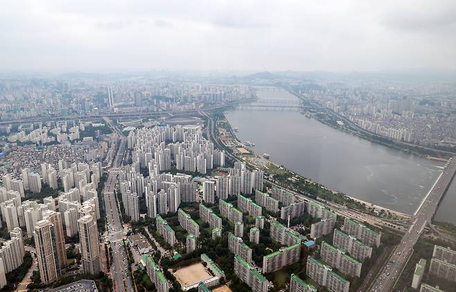 서울 송파구 롯데월드타워 전망대 서울스카이에서 바라본 서울 시내 아파트 단지 모습.[연합]