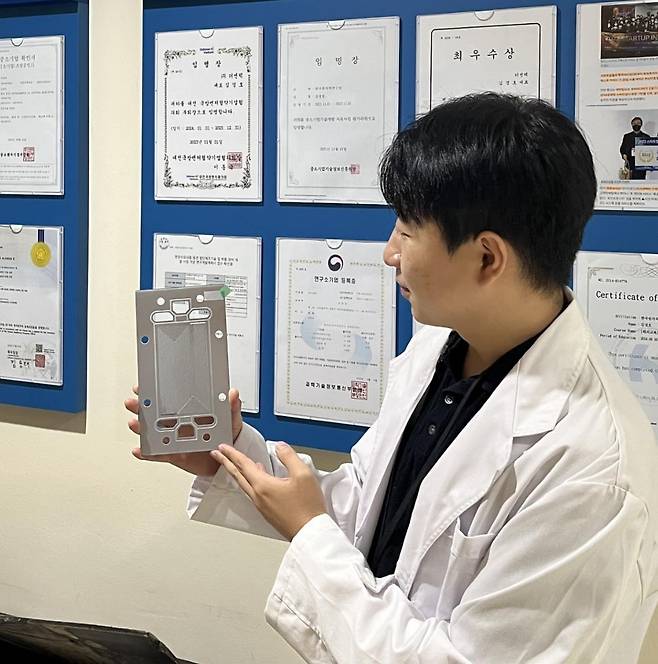 3D 프린팅 기술을 활용해 제작한 수소연료전지용 금속 분리판.[한국원자력연구원 제공]