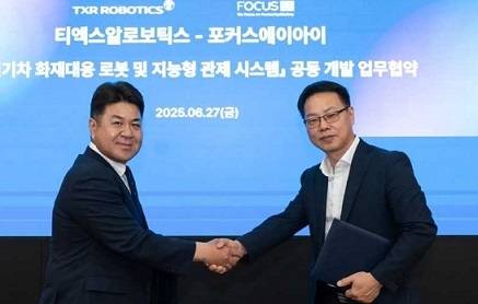 엄인섭 티엑스알로보틱스 대표(왼쪽)와 김대중 포커스에이아이 대표가 ‘전기차 화재대응 로봇 및 지능형 관제 시스템’ 공동 개발 업무협약을 하고 있다. [유진그룹 제공]