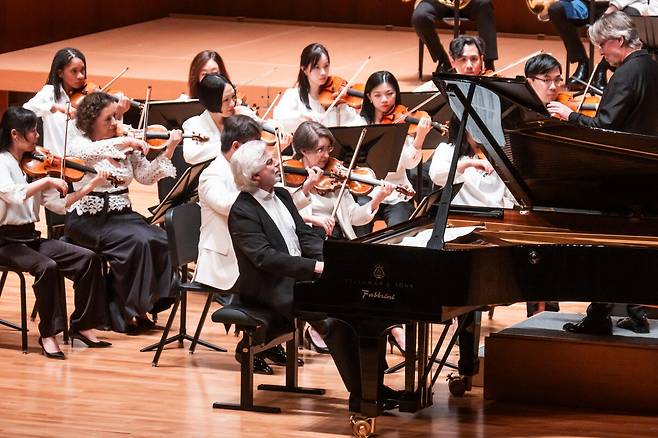 에사페카 살로넨이 지휘하는 뉴욕필과 한국을 찾은 피아니스트 크리스티안 지메르만 [마스트미디어 제공]