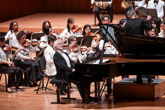 에사페카 살로넨이 지휘하는 뉴욕필과 한국을 찾은 피아니스트 크리스티안 지메르만 [마스트미디어 제공]