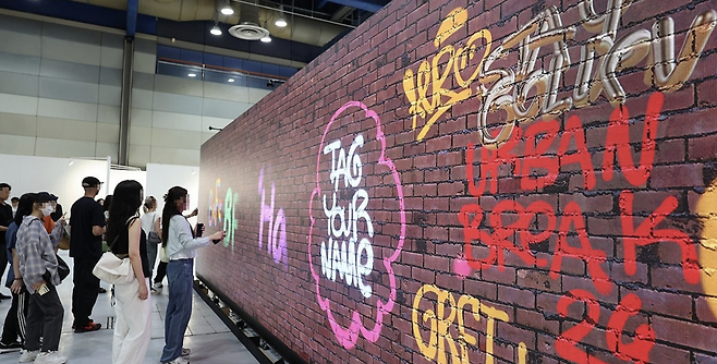 지난해 열린 어반브레이크에서 참가자들이 부스를 돌아보고 있는 모습. [연합]