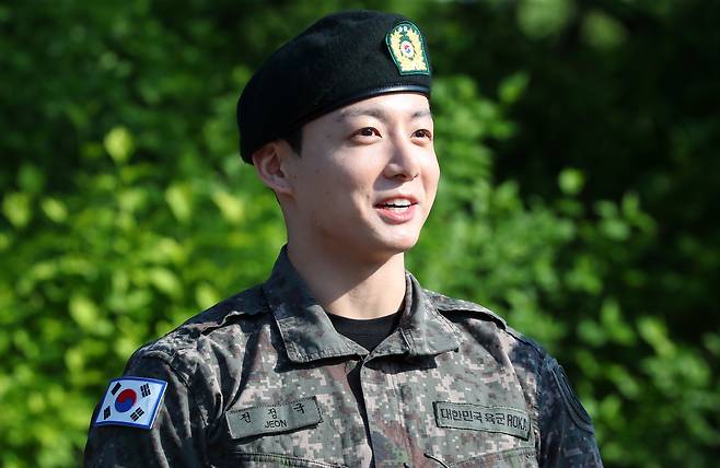 군 복무를 마친 방탄소년단 정국이 11일 오전 경기도 연천군의 한 부대 인근에서 전역 인사를 하고 있다. [뉴시스]
