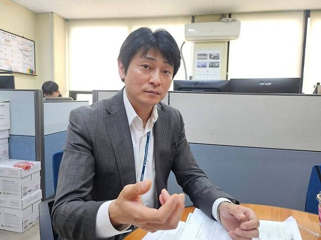 [서울=뉴시스] 조성하 기자 = 김준형 도봉경찰서 형사과 보이스피싱팀장이 서울 도봉경찰서 피싱전담팀 사무실에서 보이스피싱 범죄의 진화된 수법과 수사 현실을 설명하고 있다. 2025.06.30. create@newsis.com *재판매 및 DB 금지