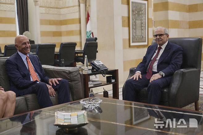 [베이루트=AP/뉴시스] 톰 배럭 미국 튀르키예 대사 겸 시리아 특사(왼쪽)가 29일(현지 시간) 공개된 아나돌루와 인터뷰에서 이스라엘과 시리아가 평화 협정을 맺길 기대한다고 밝혔다. 사진은 지난 19일 레바논 베이루트 정부 청사에서 나와프 살람 레바논 총리가 배럭 특사를 접견하는 모습. 2025.06.30.