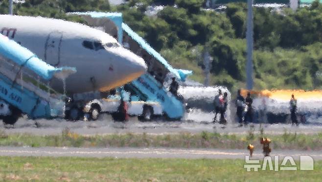 [제주=뉴시스] 우장호 기자 = 올해 첫 폭염특보가 발효되는 등 무더운 날씨를 보인 29일 오후 제주국제공항 계류장 주위로 지열로 인한 아지랑이가 피어오르고 있다.기상청에 따르면 당분간 폭염특보가 발표된 제주도북부, 동부, 중산간을 중심으로 뜨겁고 습한 남풍류가 유입돼 무더운 날씨가 이어질 것으로 전망된다. 2025.06.29. woo1223@newsis.com