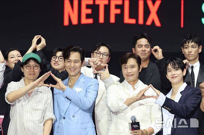 [서울=뉴시스] 권창회 기자 = 황동혁 감독, 배우 이정재, 이병헌, 임시완을 비롯한 참석배우들이 28일 서울 중구 서울광장에서 열린 오징어게임3 팬 이벤트 행사에서 기념촬영을 하고 있다. 2025.06.28. kch0523@newsis.com