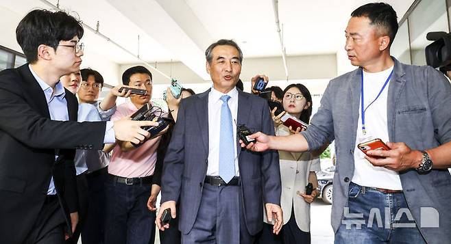 [서울=뉴시스] 황준선 기자 = 윤석열 전 대통령의 부인 김건희 여사 의혹을 수사하는 민중기 특별검사가 30일 오전 서울 서초구 사무실로 출근하며 취재진의 질문에 답변하고 있다. 2025.06.30. hwang@newsis.com