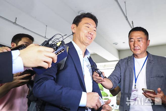 [서울=뉴시스] 황준선 기자 = 윤석열 전 대통령의 부인 김건희 여사 의혹을 수사하는 민중기 특별검사팀의 박상진 특검보가 30일 오전 서울 서초구 사무실로 출근하며 취재진의 질문에 답변하고 있다. 2025.06.30. hwang@newsis.com