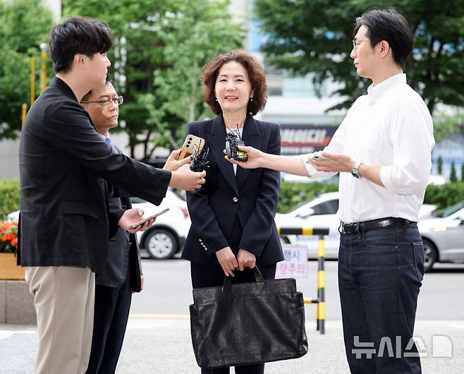 [서울=뉴시스] 김진아 기자 = 이진숙 사회부총리 겸 교육부 장관 후보자가 30일 오전 서울 여의도 한국교육시설안전원에 마련된 인사청문회 준비 사무실로 출근하던 중 취재진 질문에 답하고 있다. 2025.06.30. bluesoda@newsis.com