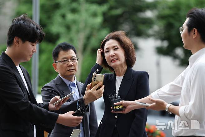 [서울=뉴시스] 김진아 기자 = 이진숙 사회부총리 겸 교육부 장관 후보자가 30일 오전 서울 여의도 한국교육시설안전원에 마련된 인사청문회 준비 사무실로 출근하던 중 취재진 질문에 답하고 있다. 2025.06.30. bluesoda@newsis.com
