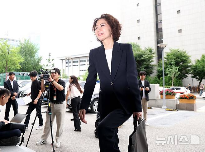 [서울=뉴시스] 김진아 기자 = 이진숙 사회부총리 겸 교육부 장관 후보자가 30일 오전 서울 여의도 한국교육시설안전원에 마련된 인사청문회 준비 사무실로 출근하고 있다. 2025.06.30. bluesoda@newsis.com