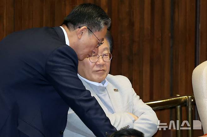 [서울=뉴시스] 조성우 기자 = 이재명 대통령이 지난 4월 14일 당시 국회의원으로 서울 여의도 국회에서 열린 제424회 국회(임시회) 제2차 본회의 정치·외교·통일·안보 분야 대정부질문에 참석해 정성호 더불어민주당 의원과 대화하는 모습. 2025.04.14. xconfind@newsis.com