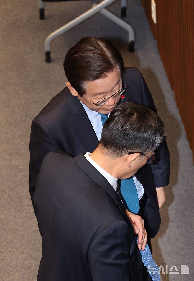 [서울=뉴시스] 고승민 기자 = 이재명 대통령이 지난 2024년 12월 10일 서울 여의도 국회에서 열린 제418회국회(정기회) 제18차 본회의에서 정성호 더불어민주당 의원과 대화하고 있다. 2024.12.10. kkssmm99@newsis.com