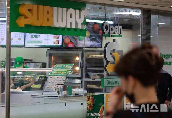 [서울=뉴시스] 고범준 기자 = 서울의 한 써브웨이 매장 앞으로 시민들이 지나가고 있다. 2025.03.31. bjko@newsis.com