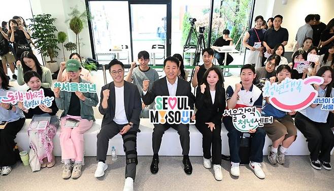 [서울=뉴시스] 오세훈 서울시장이 지난 19일 열린 2025 서울 청년 취업 멘토링 페스타에서 참석자들과 기념사진을 촬영하고 있다. 2025.06.19 (사진 제공=서울시) photo@newsis.com *재판매 및 DB 금지