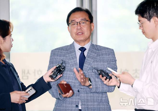 [서울=뉴시스] 김진아 기자 = 순직 해병 수사 외압 의혹 사건을 맡은 이명현 특별검사가 26일 서울 서초구에 마련된 사무실 로비에서 취재진의 질문에 답하고 있다. 2025.06.26. bluesoda@newsis.com