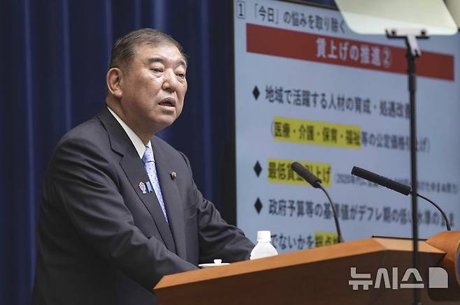 [도쿄=AP·교도/뉴시스]7월 일본 참의원(상원) 선거를 앞두고 이시바 시게루(石破茂) 내각의 지지율이 낮은 수준에서 답보 상태인 것으로 조사됐다. 정권과 여당 내 위기감이 높아지고 있다고 현지 언론은 전했다.사진은 이시바 총리가 지난 23일 도쿄 총리 관저에서 기자회견을 가지고 있는 모습. 2025.6.30.