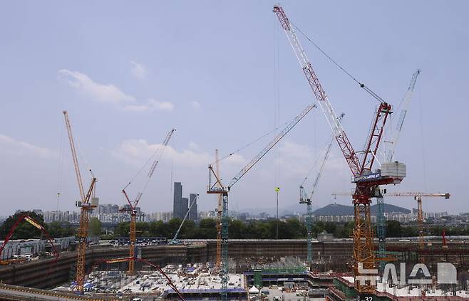 [서울=뉴시스] 김근수 기자 = 지난달 30일 서울 시내의 대형 아파트 건설현장 모습. 2025.05.30. ks@newsis.com
