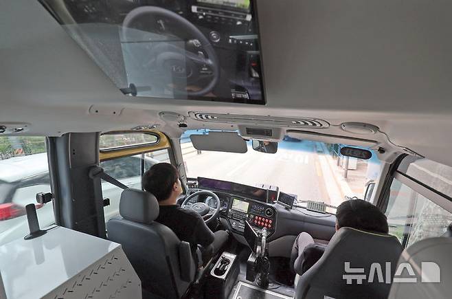 [서울=뉴시스] 조성우 기자 = 30일 서울 동작구 숭실대학교 앞 도로에서 '지역동행 자율주행버스'가 자율주행 기능을 이용해 사전 운행을 하고 있다.'지역동행 자율주행버스'는 자치구 단위 마을버스 성격으로 동작구에 최초로 도입되어 이날부터 2주간 사전 운행 후 오는 7월 14일부터 정식 운행한다.   2025.06.30. xconfind@newsis.com