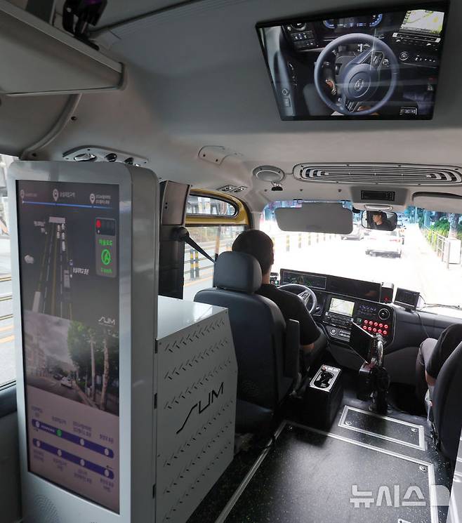 [서울=뉴시스] 조성우 기자 = 30일 서울 동작구 숭실대학교 앞 도로에서 '지역동행 자율주행버스'가 자율주행 기능을 이용해 사전 운행을 하고 있다.'지역동행 자율주행버스'는 자치구 단위 마을버스 성격으로 동작구에 최초로 도입되어 이날부터 2주간 사전 운행 후 오는 7월 14일부터 정식 운행한다.   2025.06.30. xconfind@newsis.com