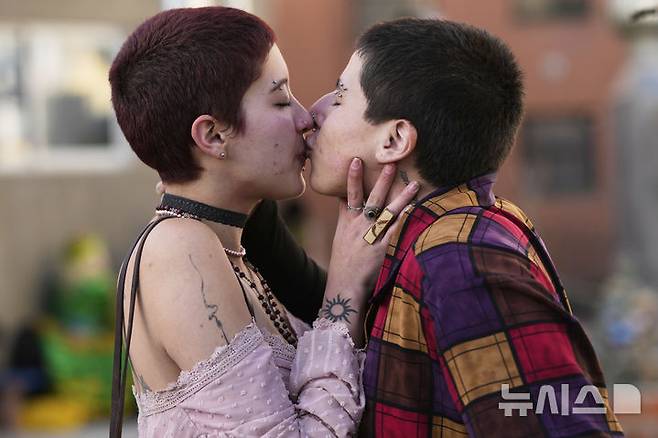 [라파스=AP/뉴시스] 28일(현지 시간) 볼리비아 라파스에서 열린 연례 LGBTQ+ 프라이드 행진 참가자들이 입 맞춤하고 있다. 이번 행사는 '6월 성소수자(LGBTQ+) 인권의 달'을 마무리하는 일환으로 열렸다. 2025.06.29.