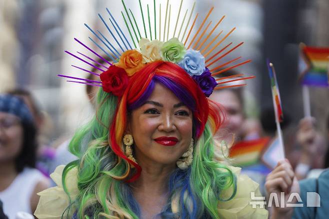 [뉴욕=AP/뉴시스] 29일(현지 시간) 미 뉴욕주 뉴욕에서 열린 프라이드 퍼레이드에서 무지개색 머리 장식을 한 참가자가 행진하고 있다. 매년 6월은 '세계 성소수자 프라이드의 달'로 세계 곳곳에서 기념행사가 열린다. 2025.06.30.