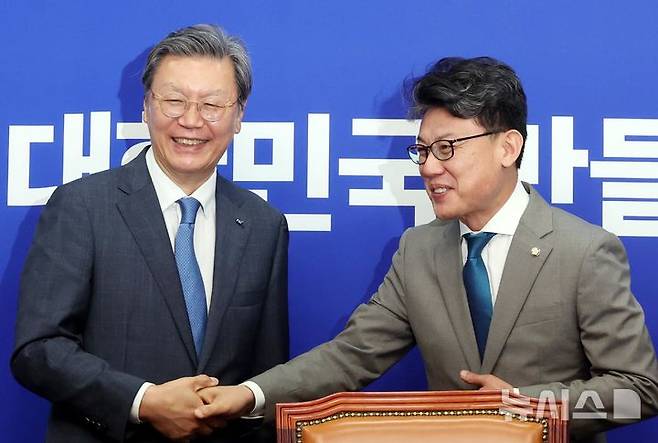 [서울=뉴시스] 조성봉 기자 = 진성준 더불어민주당 정책위의장이 30일 오전 서울 여의도 국회에서 열린 민주당-경제단체 상법 간담회에서 김창범(왼쪽) 한국경제인협회 부회장과 악수를 하고 있다. 2025.06.30. suncho21@newsis.com