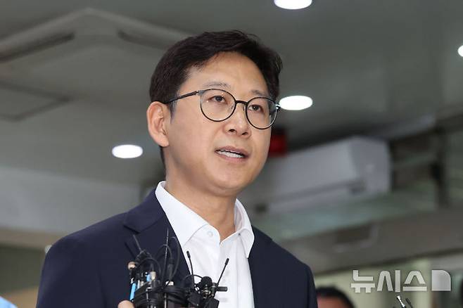 [서울=뉴시스] 권창회 기자 = 배경훈 과학기술정보통신부 장관 후보자가 24일 오전 서울 종로구 광화문 우체국에 마련된 인사청문회 준비 집무실로 출근하며 발언하고 있다. 2025.06.24. kch0523@newsis.com