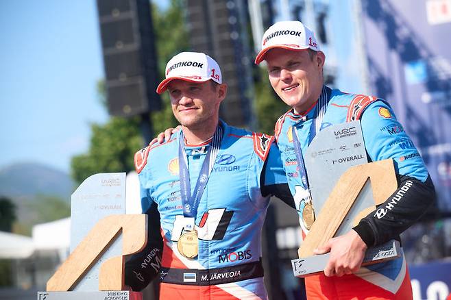 [서울=뉴시스] 2025 WRC 그리스 랠리에서 우승을 차지한 현대차 월드랠리팀 오트 타낙(오른쪽)과 코드라이버 마틴 야르베오야가 트로피를 들고 기뻐하는 모습. (사진=현대차) 2025.06.30 photo@newsis.com *재판매 및 DB 금지 *재판매 및 DB 금지
