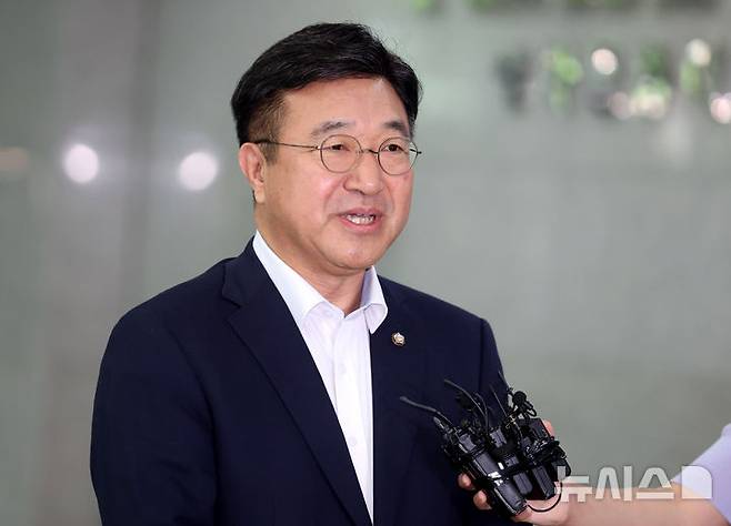 [서울=뉴시스] 추상철 기자 = 윤호중 행정안전부 장관 후보자가 30일 오전 서울 종로구 광화문플래티넘빌딩에 마련된 인사청문회 준비 사무실로 출근하며 취재진의 질문에 답변하고 있다. 2025.06.30. scchoo@newsis.com