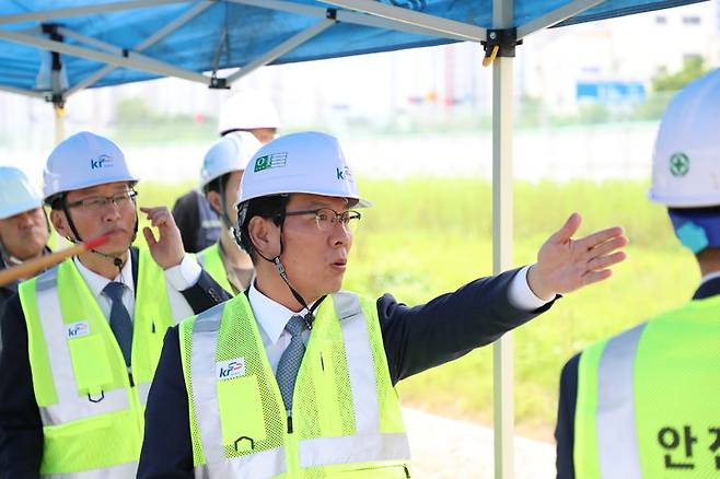 [세종=뉴시스] 김인중 한국농어촌공사 김인중 사장은 30일 취임 후 첫 기자간담회에서 "청년농 육성과 논 타작물 전환을 위한 기반 조성 등 농업의 지속가능성 확보를 위한 혁신에 집중하겠다"고 밝혔다. (사진 = 농어촌공사 제공) 2025.06.30.  *재판매 및 DB 금지