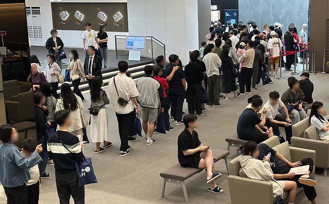 [서울=뉴시스] 부천대장 A7,8블록 견본주택 관람을 위해 대기하는 모습. 2025.06.30. (사진=한국토지주택공사 제공) photo@newsis.com  *재판매 및 DB 금지